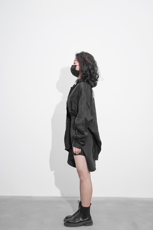 亚麻缎不对称黑衬衣(无别针款）-十点睡觉X张宇飞 商品图2