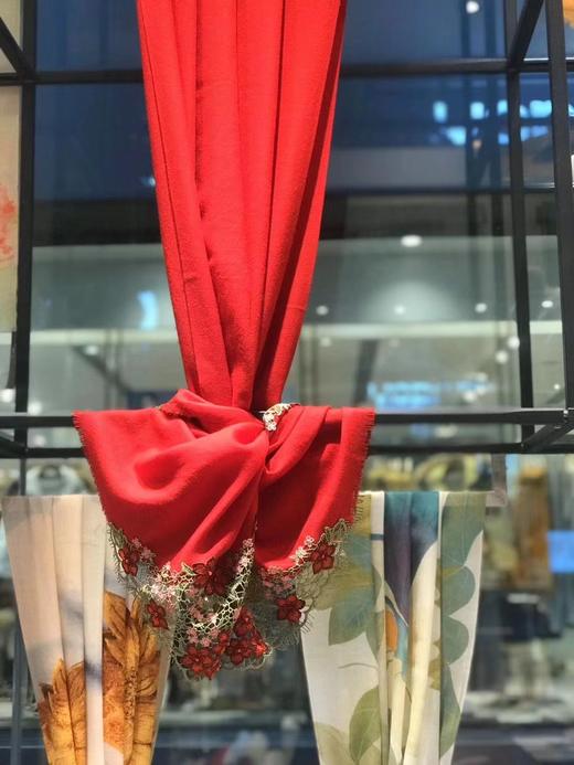 优品堂“樱恋荷花” 高档羊毛镂空刺绣围巾披肩两用 商品图6