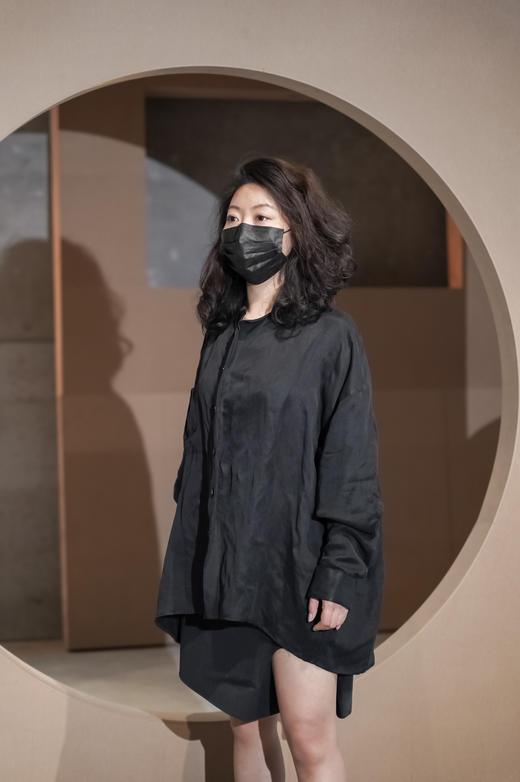 亚麻缎不对称黑衬衣(无别针款）-十点睡觉X张宇飞 商品图5