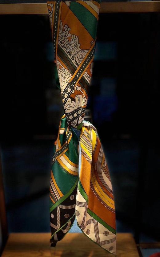 优品堂“风姿绰约”桑蚕丝喷绘斜纹90方巾真丝巾 商品图4