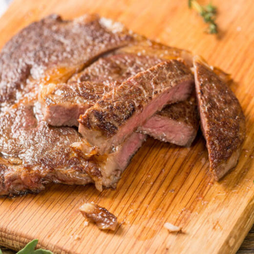 【奢华和牛牛排礼盒 买1送3】严选澳洲纯血和牛M9+级雪花牛排950克  含：M9+级眼肉*2片 M9+级西冷*2片  送高端实木餐盘&质感刀叉  送精美研磨调料  送心意贺卡  膏脂肥美  可煎可烤 商品图5