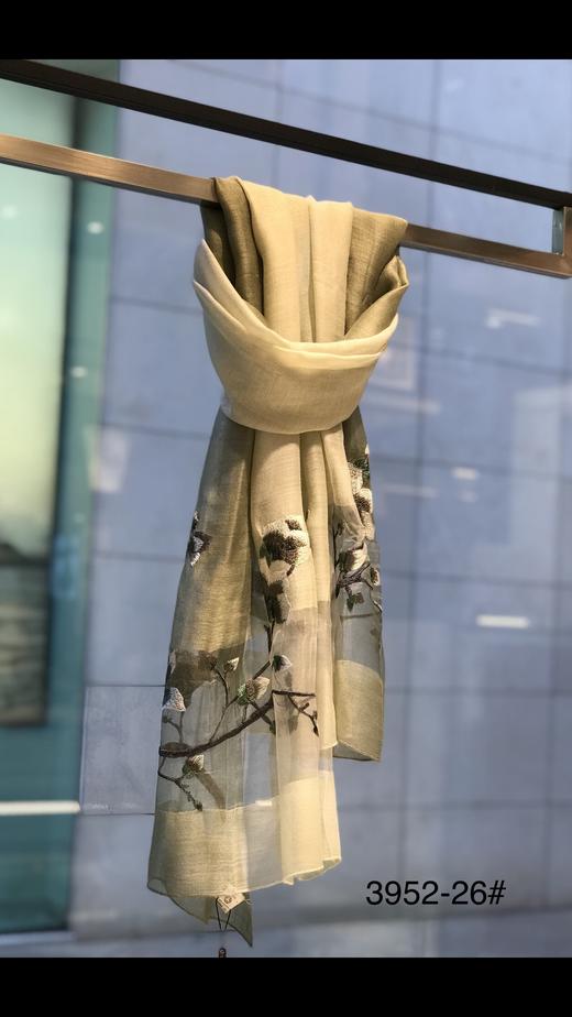 优品堂“桃花情缘”真丝羊毛刺绣长围巾 商品图4