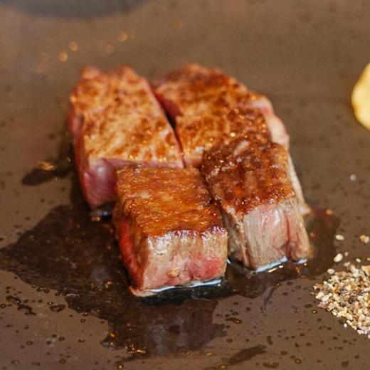 【奢华和牛牛排礼盒 买1送3】严选澳洲纯血和牛M9+级雪花牛排950克  含：M9+级眼肉*2片 M9+级西冷*2片  送高端实木餐盘&质感刀叉  送精美研磨调料  送心意贺卡  膏脂肥美  可煎可烤 商品图4