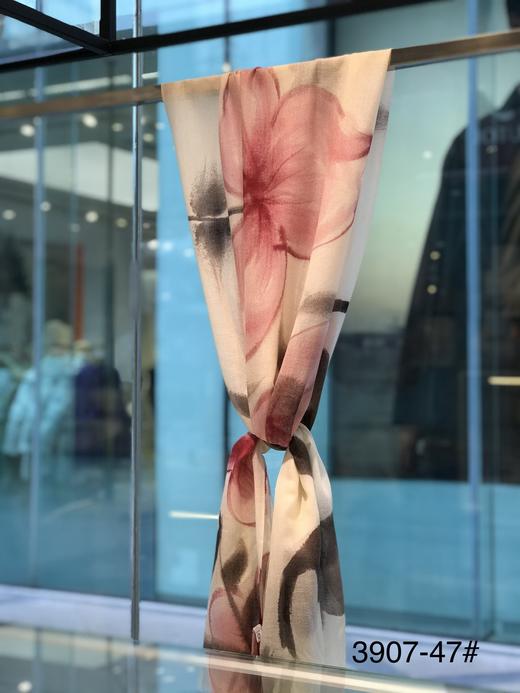 优品堂“花好月圆”羊毛喷绘百搭围巾披肩两用长巾 商品图11