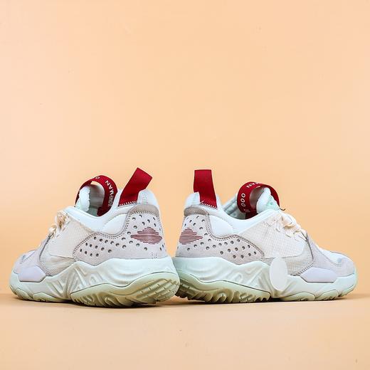 火星鞋配色更是不少玩家期待许久，不容错过。鞋底搭载全掌 React 缓震，配合镂空设计，大限度带来柔软舒适脚感，是近期日常上脚的选择。 Jordan Delta 货号： CD6109-001 商品图2