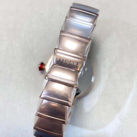 宝格丽LVCEA系列zui新款出货，zui特别之处是采用蓝晶沙Aventurine制作表盘，搭配华丽的镶钻表圈 商品图8