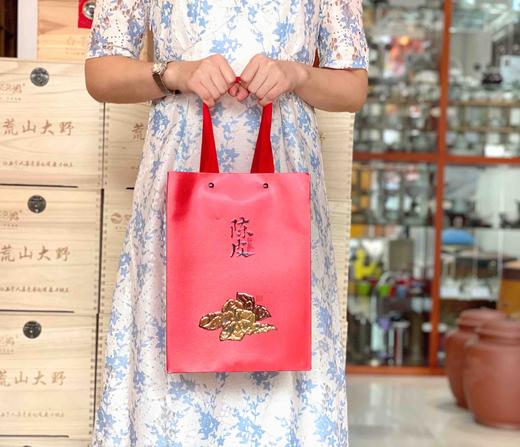 新会陈皮｜茶坑古树陈皮（2016年）正宗新会茶坑古树陈皮，皮色红褐瓤色黄红，油室饱满，清香果香药香馥郁，开汤茶色金黄明亮，滋味清甜细软，喉感清凉舒适。入药和百方，入膳和百味，和茶煮饮保健多（包装随机） 商品图0