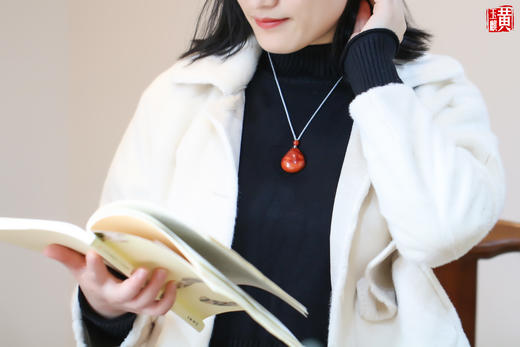 南红随形吊坠 | 明艳柿子红带火焰纹，饱满水滴形，纹路独特，千变莫测 商品图5