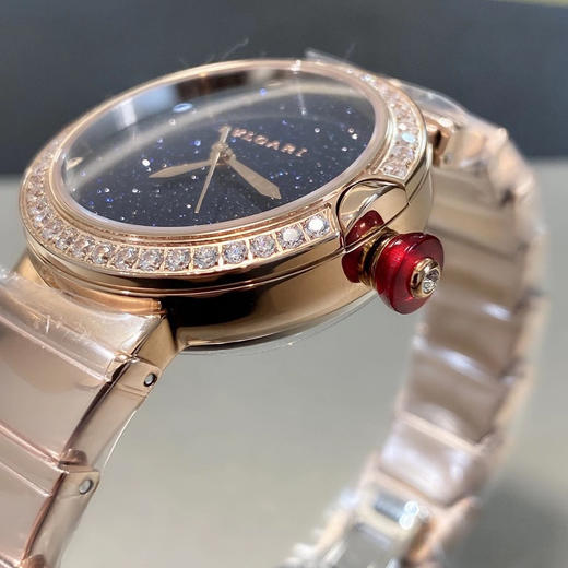 宝格丽LVCEA系列zui新款出货，zui特别之处是采用蓝晶沙Aventurine制作表盘，搭配华丽的镶钻表圈 商品图4