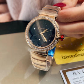 宝格丽LVCEA系列zui新款出货，zui特别之处是采用蓝晶沙Aventurine制作表盘，搭配华丽的镶钻表圈