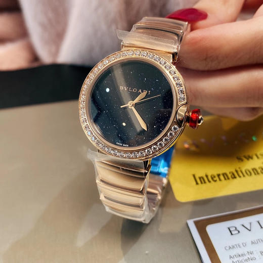 宝格丽LVCEA系列zui新款出货，zui特别之处是采用蓝晶沙Aventurine制作表盘，搭配华丽的镶钻表圈 商品图0