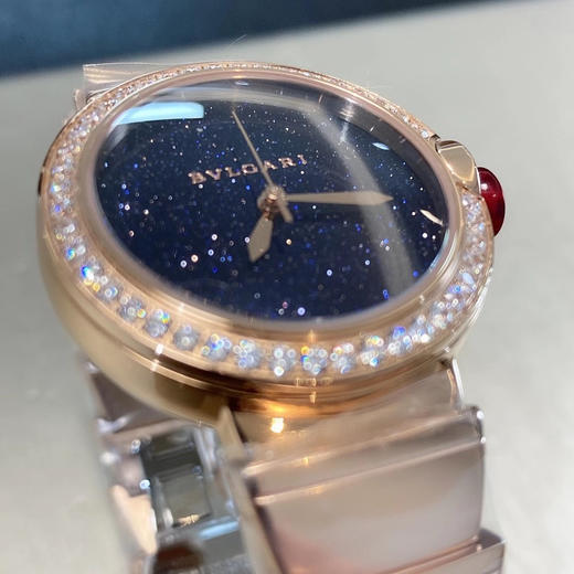 宝格丽LVCEA系列zui新款出货，zui特别之处是采用蓝晶沙Aventurine制作表盘，搭配华丽的镶钻表圈 商品图2