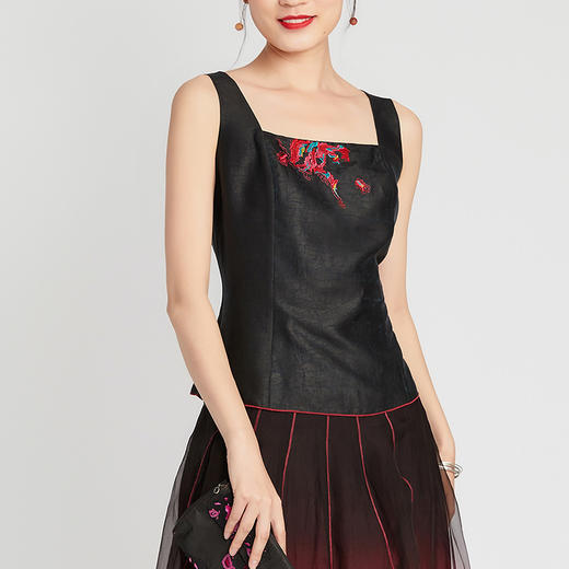 TANGY Collection/天意精品2021年春夏新品聊春系列莨绸绣花上衣 商品图3