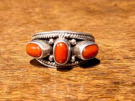 天然红珊瑚镶錾刻银戒指， 顺丰包邮