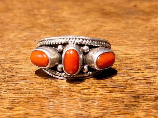 天然红珊瑚镶錾刻银戒指， 顺丰包邮 商品图0