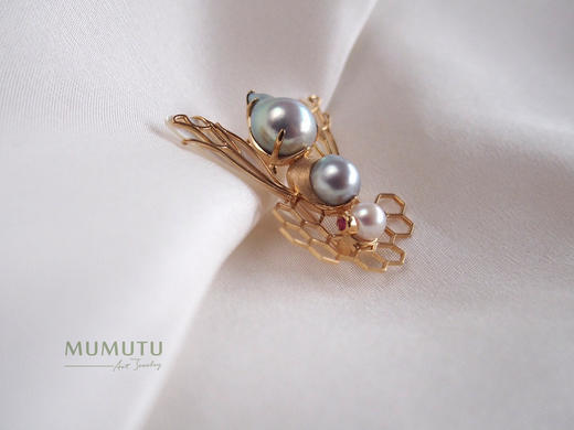 “蜜语芳踪”18K金海水珍珠蜜蜂胸针 商品图3