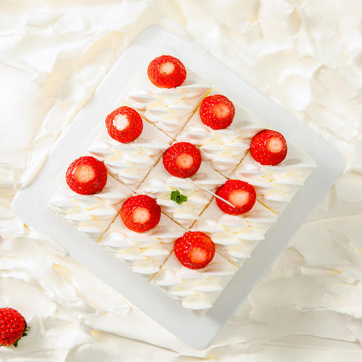 【草莓魔方】新鲜草莓饱满多汁，搭配绵密奶油与轻盈蛋糕胚，清甜细腻（哈尔滨幸福西饼） 商品图3