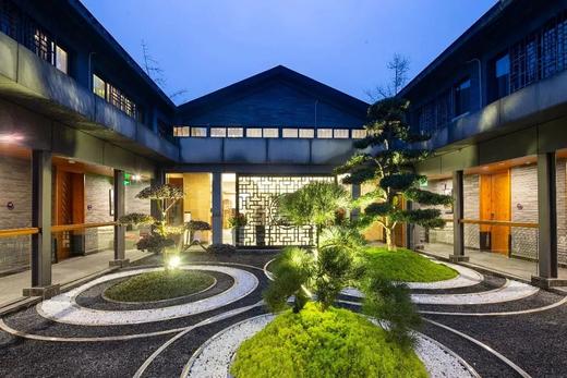 青城山度假【云栖温泉度假酒👍店】周末不加价！298元起抢高级房+早+温泉+桑拿+汉服体验···戏水温泉间，坐拥林鲜氧~ 商品图0