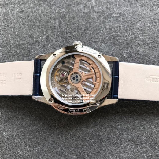 星月交辉 积善成家
IM新晋女神——积家月相大师 字面采用高温纯银镀铬尽显女神肤色光泽，太妃型指针犹如女神芊芊玉指点缀在镀银表盘优雅高贵，18*16mm蓝/红色表带 商品图11