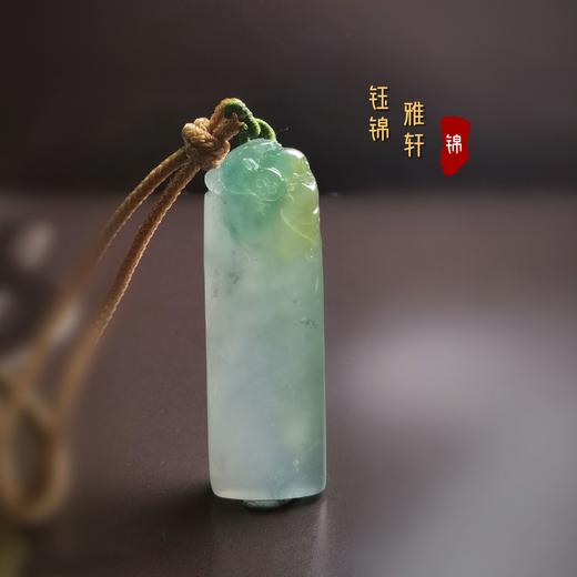 翡翠老三彩 福在眼前 章形挂件 商品图0