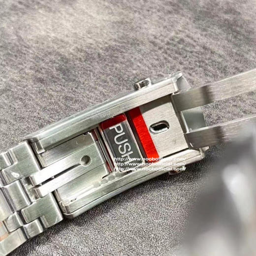 VS欧米茄海马300M间金，选对版本很重要。VS版本和正品在12点位外圈口带有贵金属印记：AU750 、狗头标 、天平秤 、欧logo➕正品原版开模的精品中的精品，无破绽版本❕❕❕ 商品图13