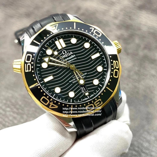 VS欧miga海马300M间金，选对版本很重要。VS版本和z品在12点位外圈口带有贵金属印记：AU750 、狗头标 、天平秤 、欧logo，可以看是否有这个印记区分出是VS/市面版本，做工精良打磨精细 商品图11