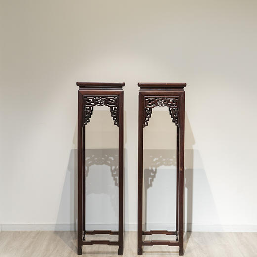 清代  红木透雕如意拐子纹方花几（一对） 商品图0