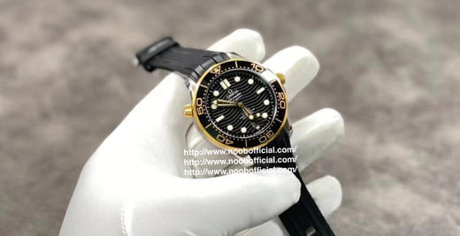 VS欧miga海马300M间金，选对版本很重要。VS版本和z品在12点位外圈口带有贵金属印记：AU750 、狗头标 、天平秤 、欧logo，可以看是否有这个印记区分出是VS/市面版本，做工精良打磨精细 商品图12