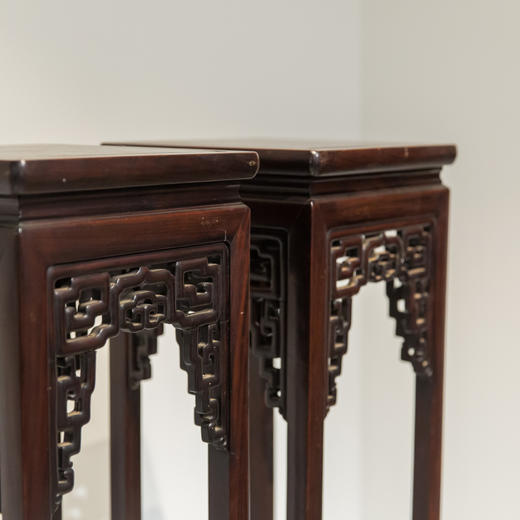 清代  红木透雕如意拐子纹方花几（一对） 商品图3