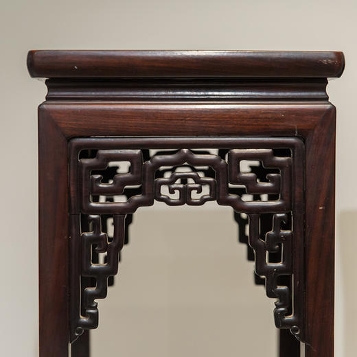 清代  红木透雕如意拐子纹方花几（一对） 商品图2