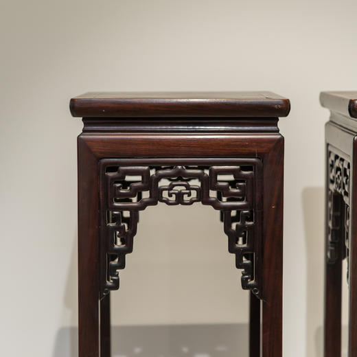 清代  红木透雕如意拐子纹方花几（一对） 商品图1