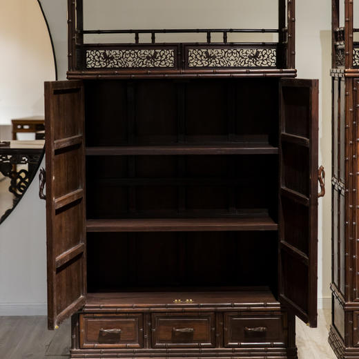 清代  红木竹节工浮雕人物花鸟亮格书柜（一对） 商品图4