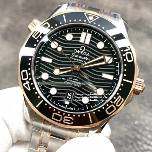 VS欧米茄海马300M间金，选对版本很重要。VS版本和正品在12点位外圈口带有贵金属印记：AU750 、狗头标 、天平秤 、欧logo➕正品原版开模的精品中的精品，无破绽版本❕❕❕ 商品图12