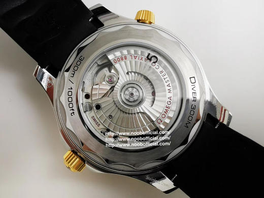 VS欧miga海马300M间金，选对版本很重要。VS版本和z品在12点位外圈口带有贵金属印记：AU750 、狗头标 、天平秤 、欧logo，可以看是否有这个印记区分出是VS/市面版本，做工精良打磨精细 商品图14