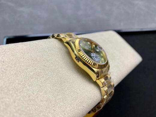 TW 劳力士 蚝式恒动31日志 秀而不媚 恒久优雅 。【表壳】尺寸31Mm，采用耗式钢与18K，表圈采用白金狗牙圈，圈口镶多粒施华洛斯奇钻 ，保证100米防水 整个手表基于正品原版开模❕❕ 商品图10