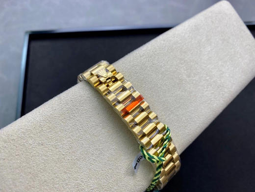 TW 劳力士 蚝式恒动31日志 秀而不媚 恒久优雅 。【表壳】尺寸31Mm，采用耗式钢与18K，表圈采用白金狗牙圈，圈口镶多粒施华洛斯奇钻 ，保证100米防水 整个手表基于正品原版开模❕❕ 商品图8