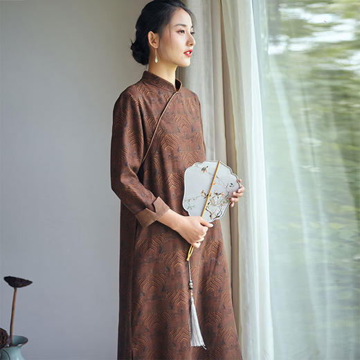 2020秋季新品拼接斜襟立领龙纹香云纱改良宽松旗袍YU0040 。 商品图2