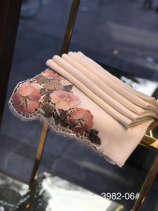 优品堂“樱恋荷花” 高档羊毛镂空刺绣围巾披肩两用 商品图4
