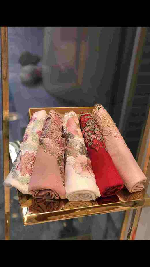 优品堂“樱恋荷花” 高档羊毛镂空刺绣围巾披肩两用 商品图0