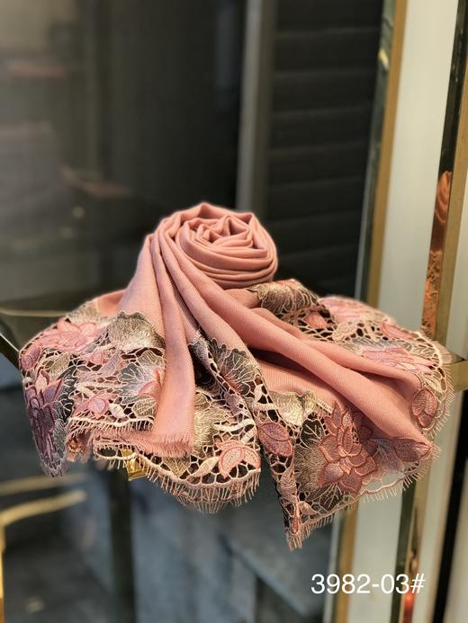 优品堂“樱恋荷花” 高档羊毛镂空刺绣围巾披肩两用 商品图3