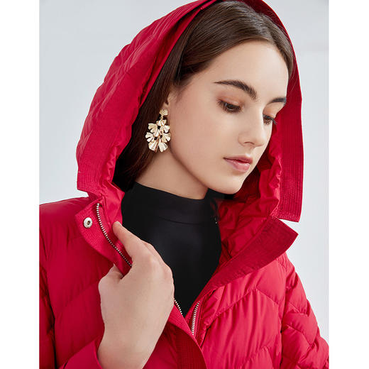 EITIE爱特爱冬季新款简约经典百搭收腰保暖连帽羽绒服外套女6411105 商品图2