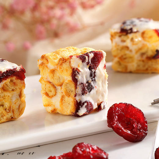 百草味 早餐食品沙琪玛特产饼干蛋糕点心 办公室下午茶点心 蔓越莓味牛轧奶芙160g/袋 商品图2