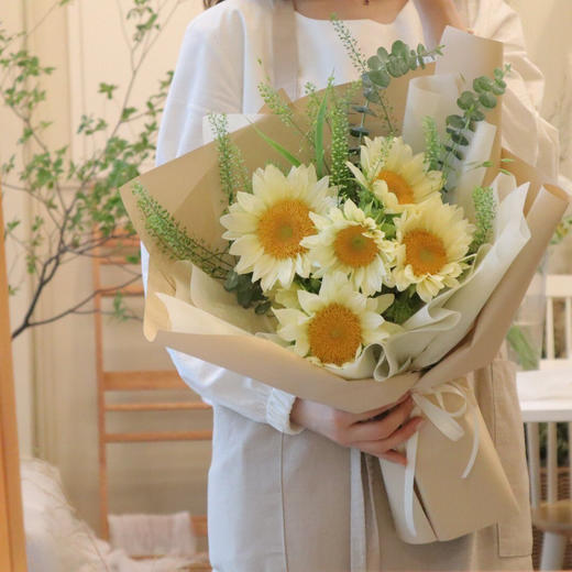 奶油向日葵【入目无他人，四下皆是你】简小姐精选  稀有新品网红温柔奶黄色 奶油向日葵5枝 2件包邮 下单72小时发货 商品图0