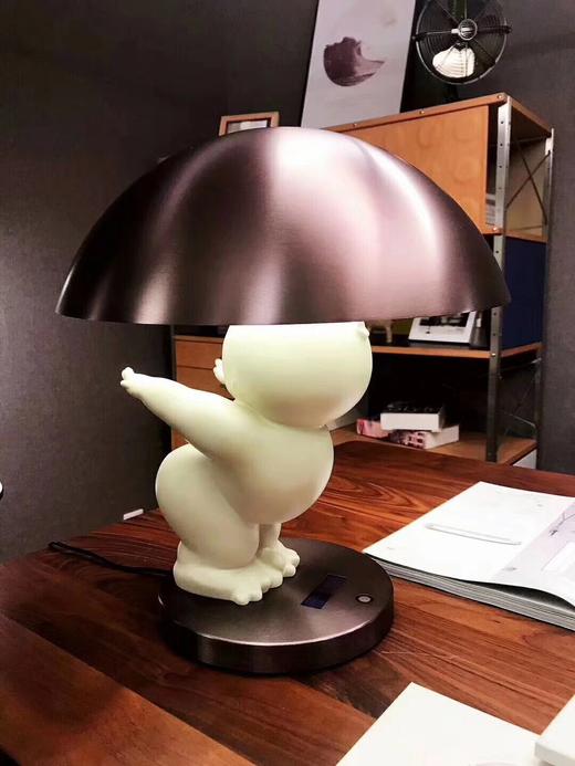 与光共舞 光头仔雕塑台灯 商品图2