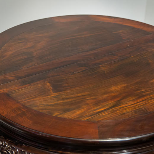 清代  红木雕龙纹双拼大圆桌及三弯腿五足圆凳成套（一桌六凳） 商品图4