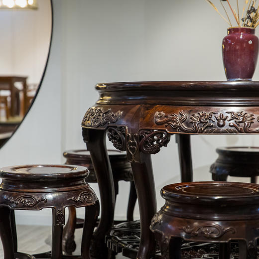 清代  红木雕龙纹双拼大圆桌及三弯腿五足圆凳成套（一桌六凳） 商品图2