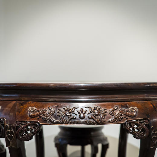 清代  红木雕龙纹双拼大圆桌及三弯腿五足圆凳成套（一桌六凳） 商品图3