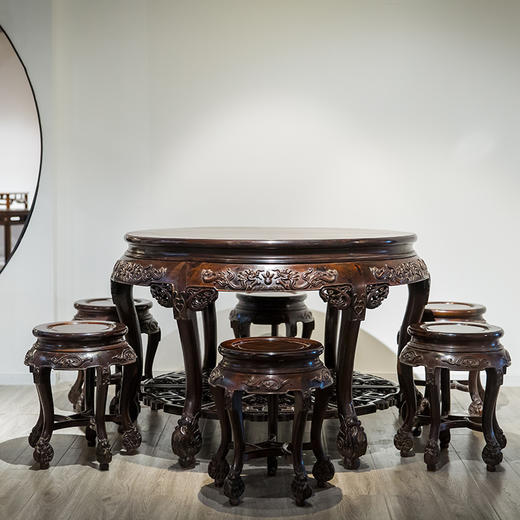 清代  红木雕龙纹双拼大圆桌及三弯腿五足圆凳成套（一桌六凳） 商品图0