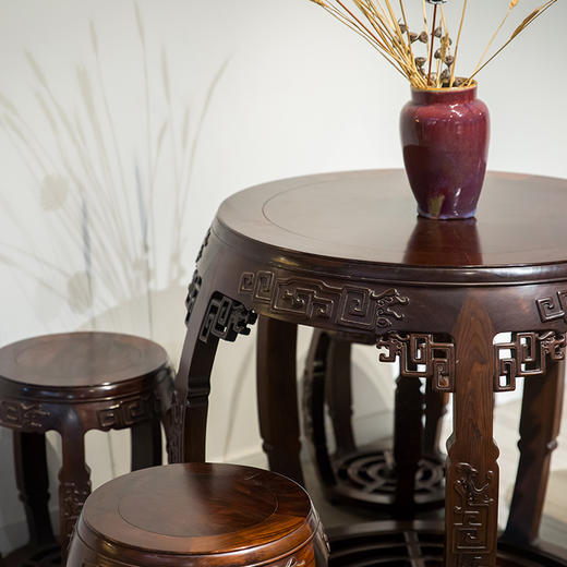 清代  红木夔龙纹鼓形桌凳成套（一桌五凳） 商品图1