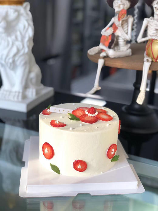 送你一朵小红花，奖励你人生的第一次主动。平平淡淡简单的幸福，新鲜牛奶提取的无添加剂动物奶油，搭配经典草莓夹心，入口即化。冬季里的小确幸 商品图3